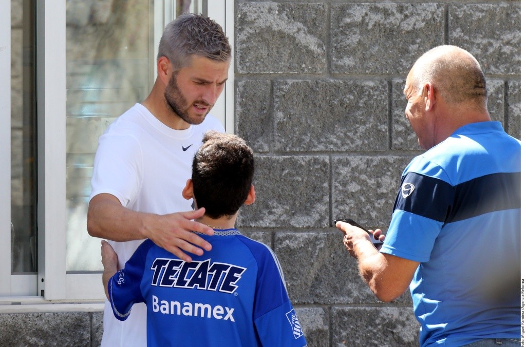 Gignac causa polémica con su nuevo look