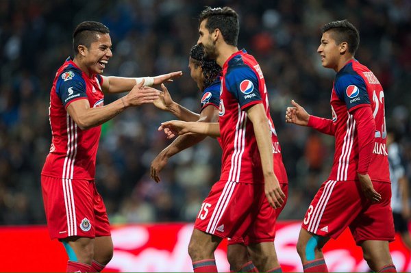 Chivas golea a Rayados y le quita el invicto en nuevo estadio